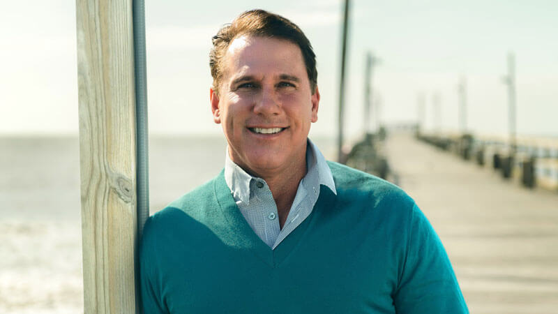 Author Nicholas Sparks signs deal with Universal Pictures