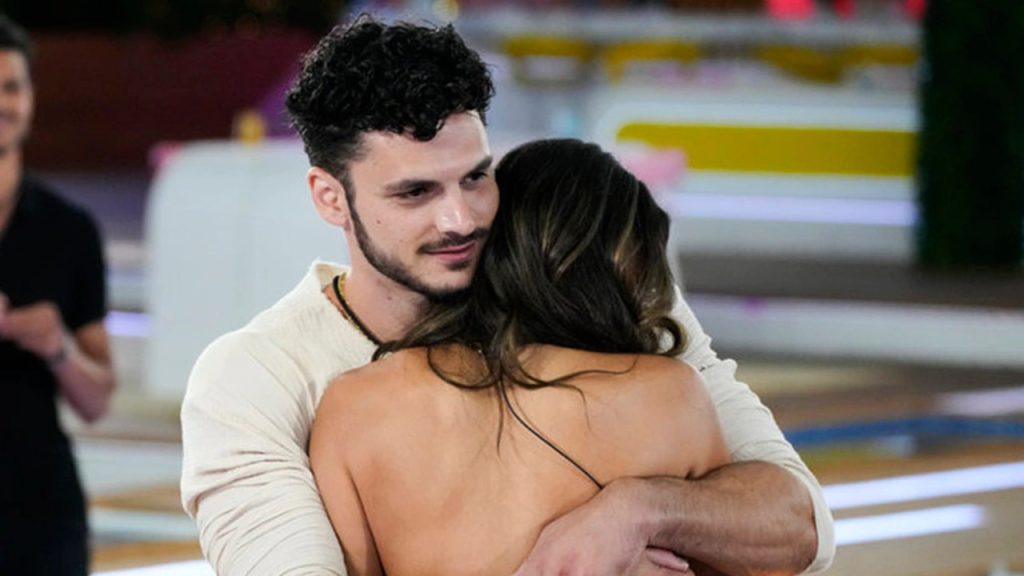 Felipe embraces courtney after getting dumped