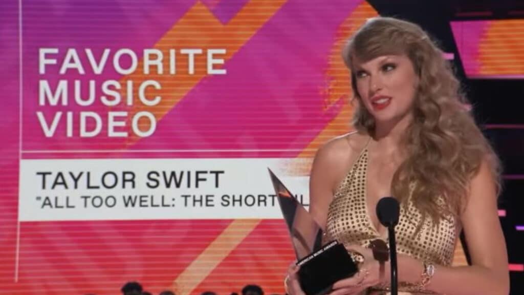 taylor-swift-wins-favorite-music-video-at-ama-2022