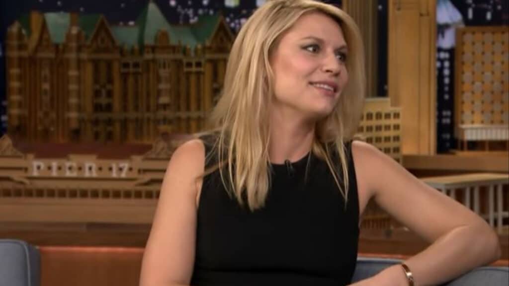 43-year-old-claire-danes-displays-baby-bump-before-going-for-yoga-class-in-nyc