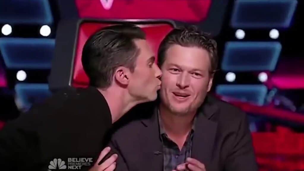 Adam-Levine-kissing-Blake-Shelton