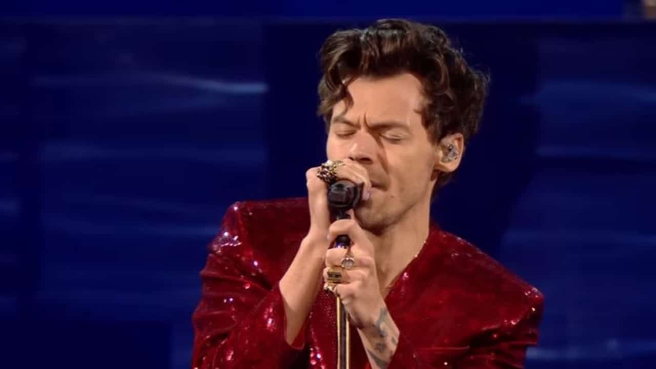 harry-styles-helps-fan-propose-to-his-girlfriend-during-his-love-on-tour-concert