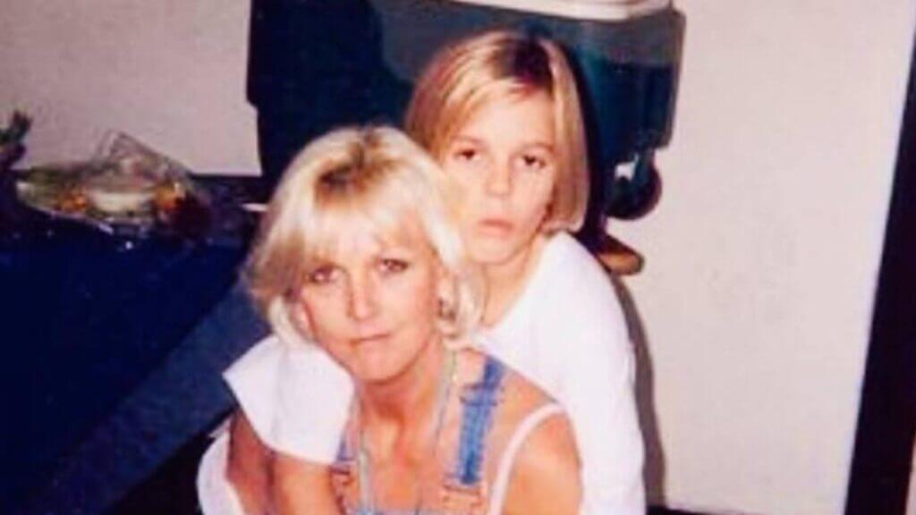 Throwback pic of Aaron Carter and his mom Jane