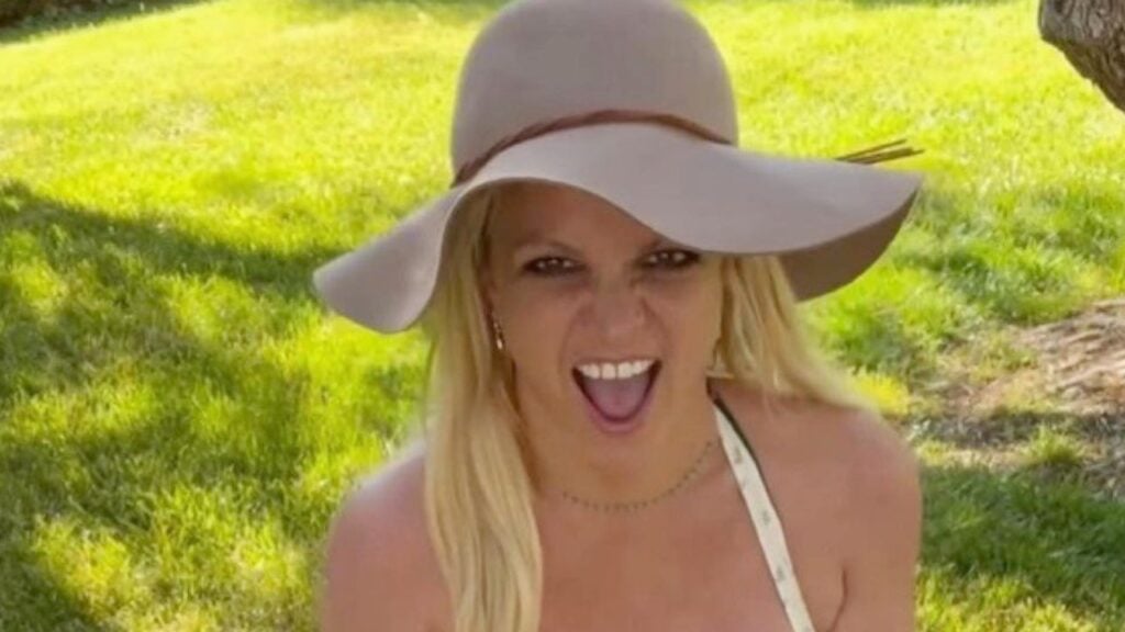 Britney Spears poses in a sun hat