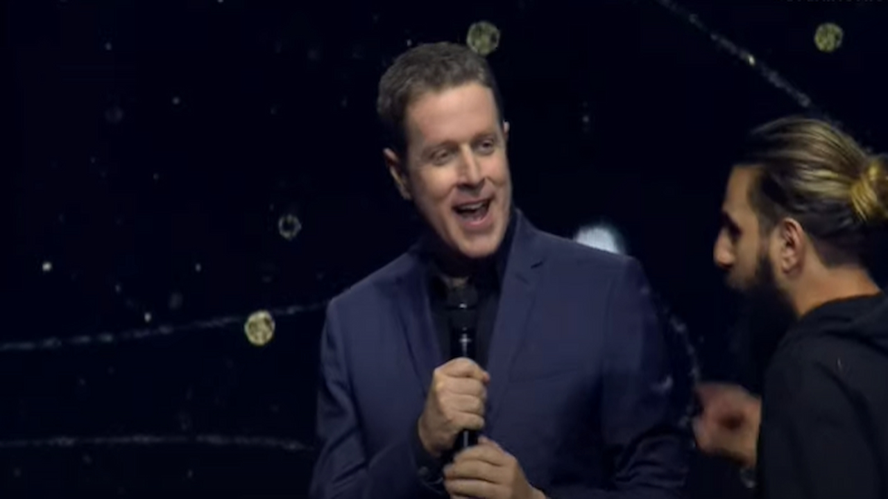 Gamescom 2023: Geoff Keighley Already Stage Bombed by Pranksters