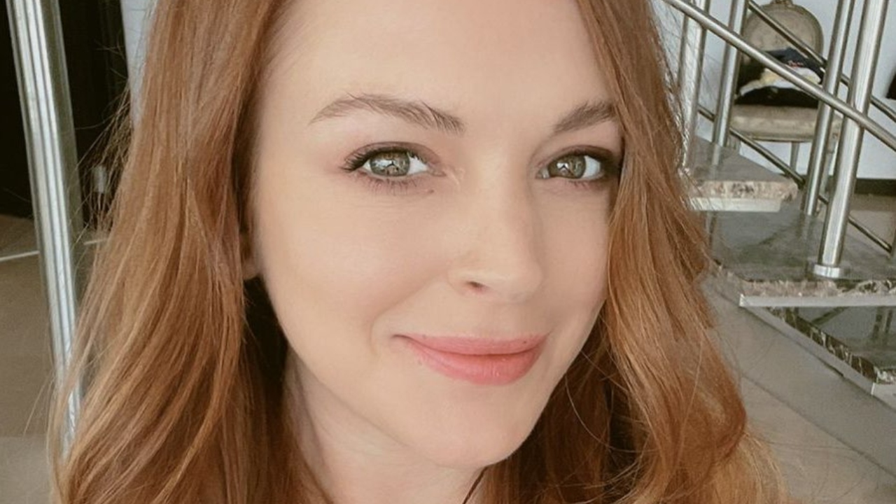 Lindsay Lohan Flaunts Gorgeous Post-Baby Glow In Her Bedroom