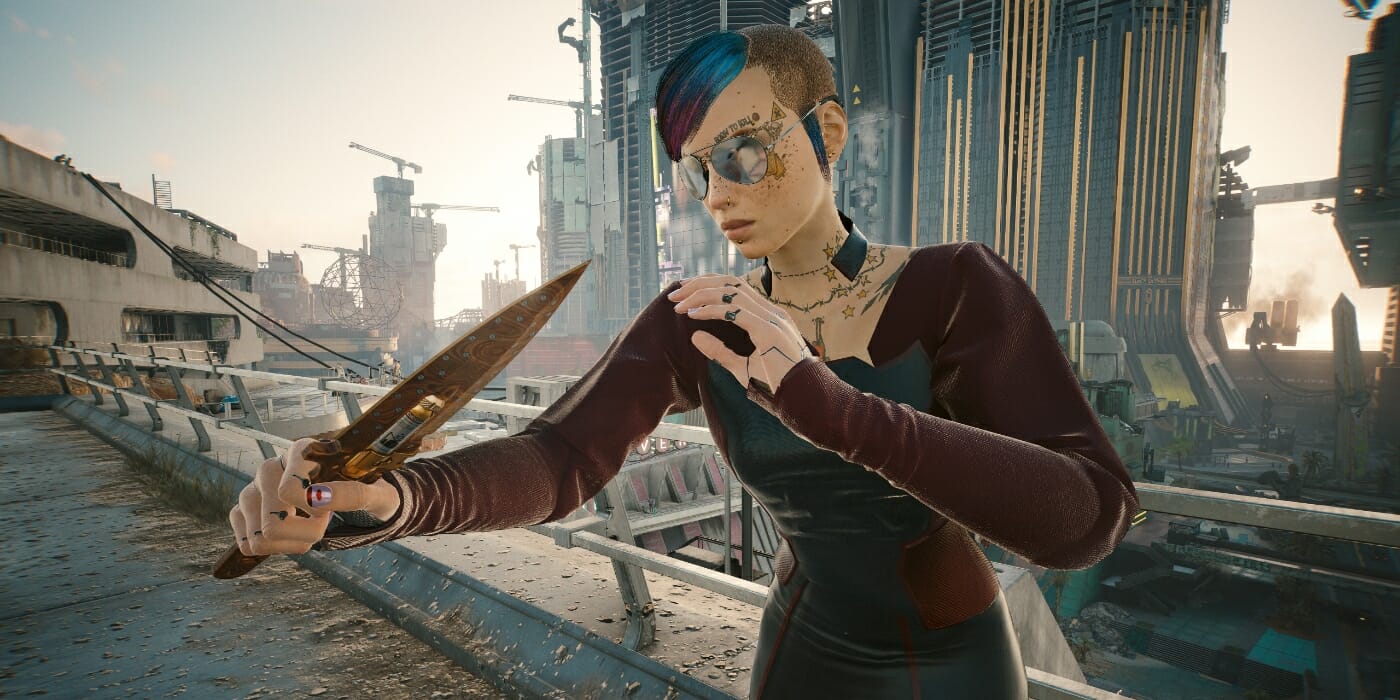 V holds a throwing knife in Cyberpunk 2077