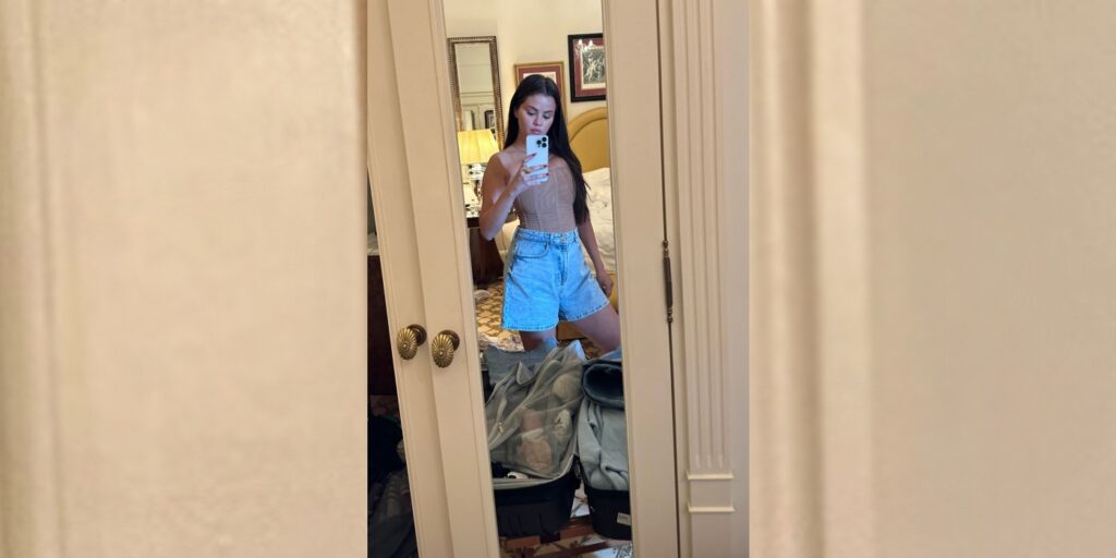 Selena Gomez takes mirror selfie in her bedroom
