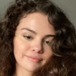 Selena Gomez with no makeup poses for photo