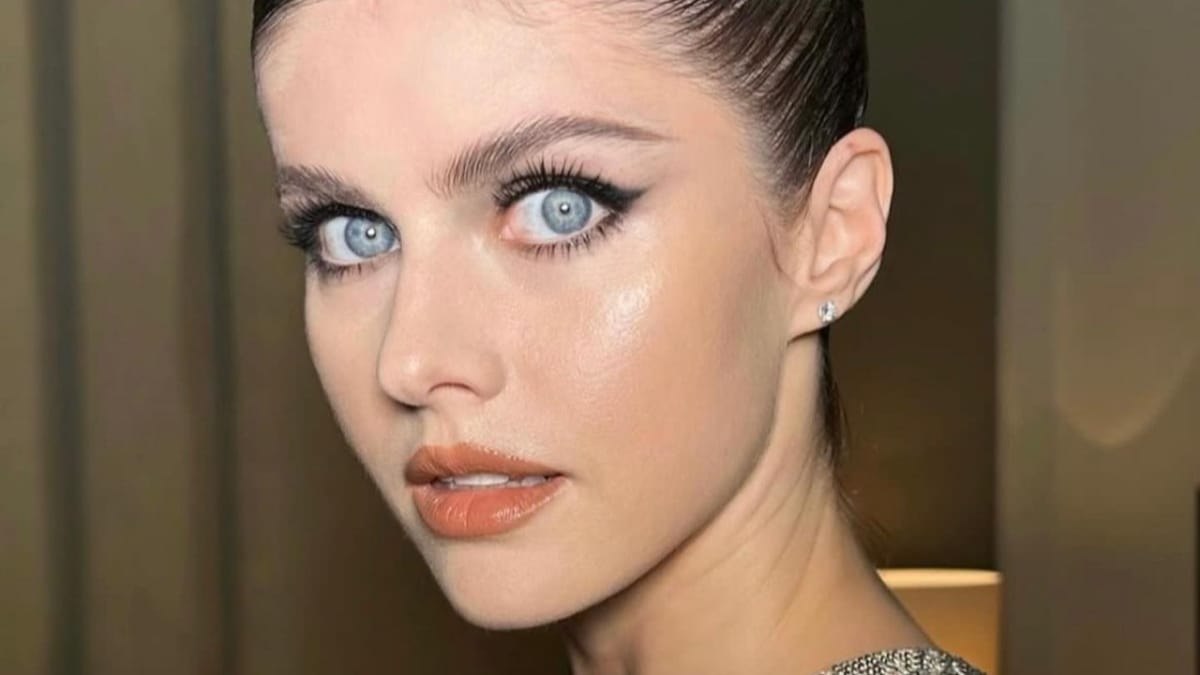 Alexandra Daddario Wears Nothing With A Mirror View