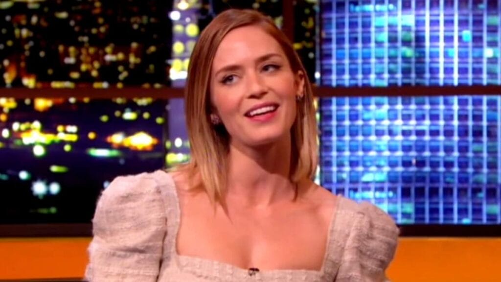 Emily Blunt has issued an apology after fat-shaming a Chili's waitress on "The Jonathan Ross Show"