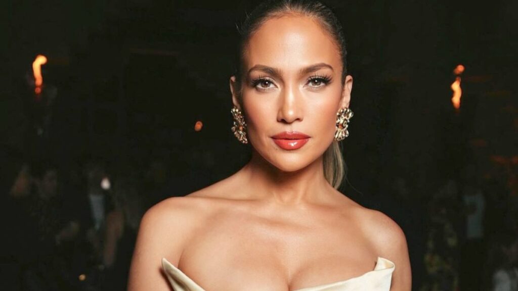 Jennifer Lopez in tube dress