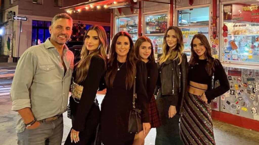 Kyle Richards and Mauricio Umansky with their daughters
