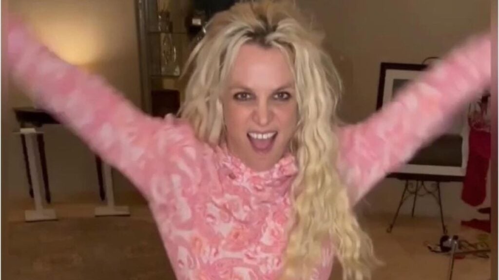 Britney Spears danse en haut rose