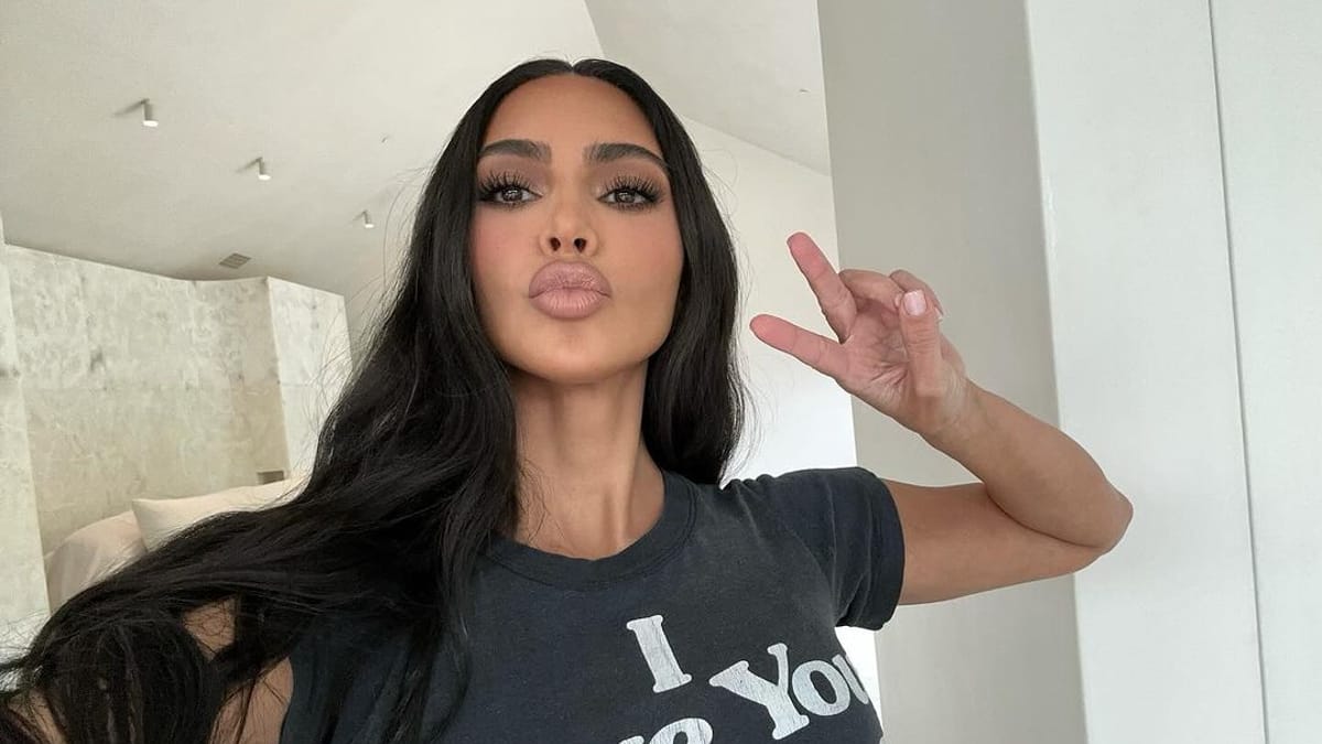 Kim Kardashian Gives Paparazzi The Finger | The Nerd Stash