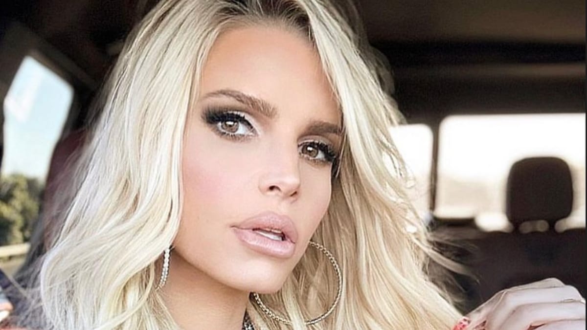 Jessica Simpson Criticized For Thigh-Slit Dress In Church