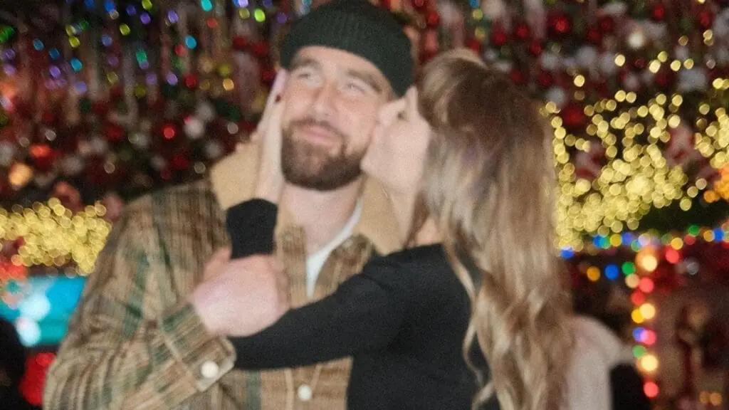 Taylor Swift and Travis Kelce gameday smooch