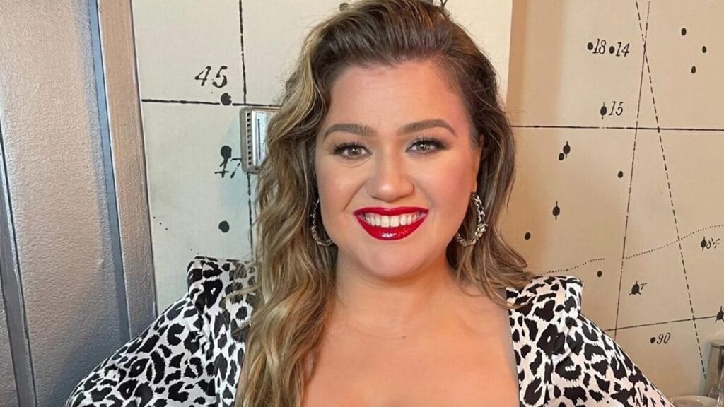 Kelly Clarkson with red lipstick