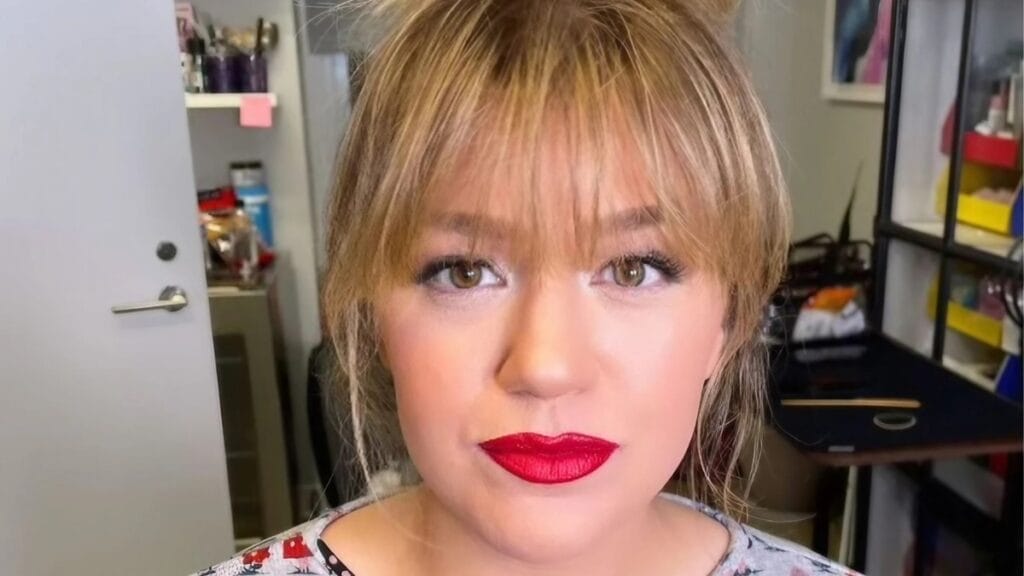 Kelly Clarkson sporting red lipstick.