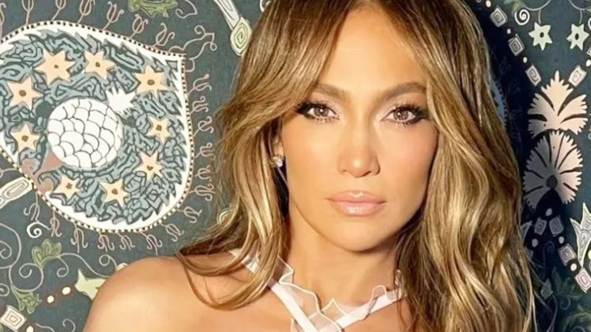 Jennifer Lopez Does Business Poolside As Career Collapses
