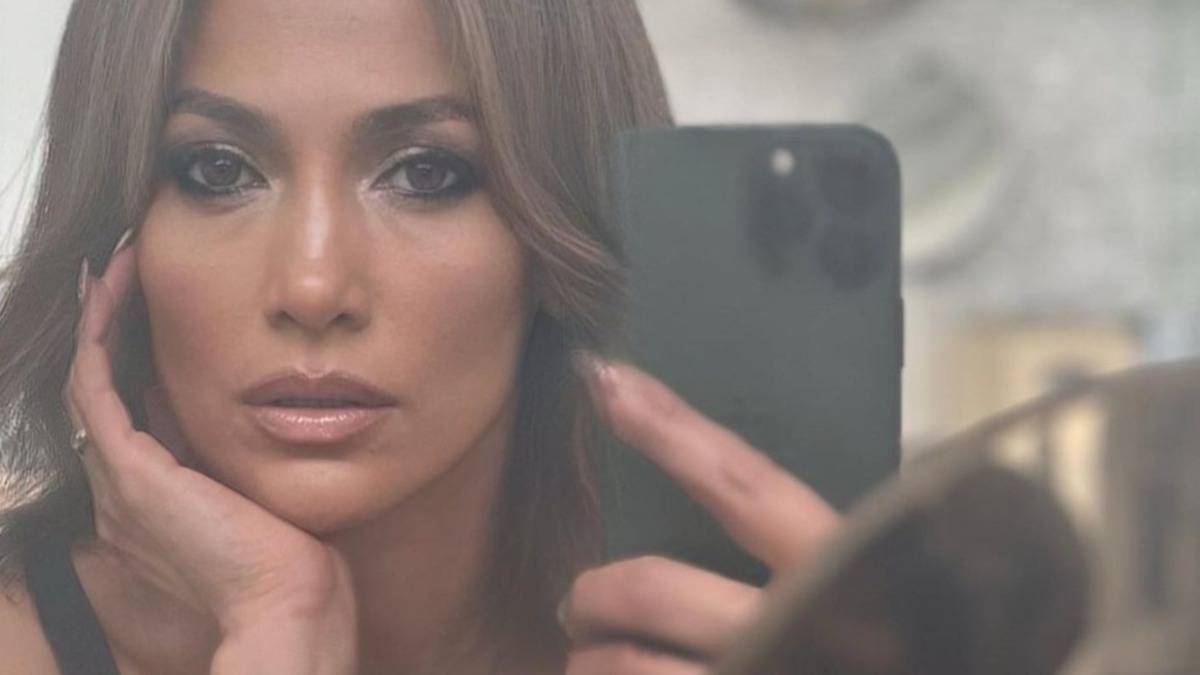 Jennifer Lopez Flaunts Her Toned Body In New Bathroom Selfie The Nerd