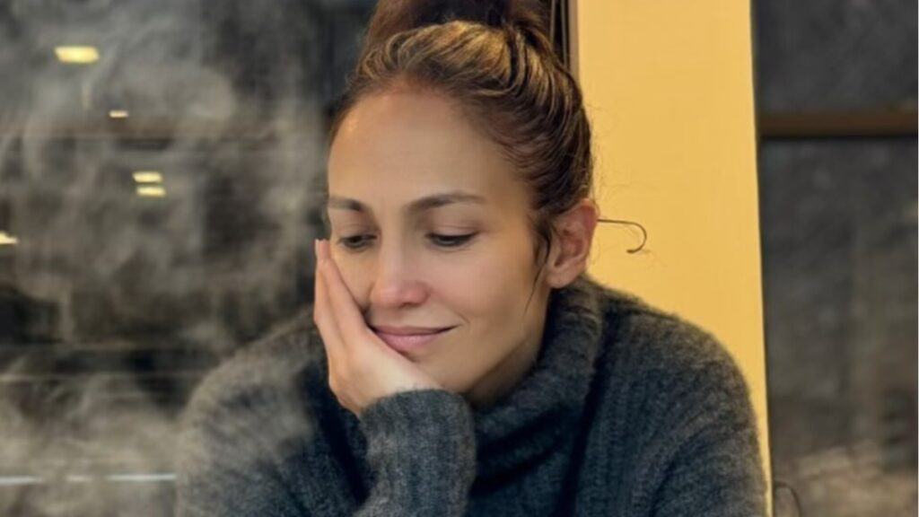 Jennifer Lopez sans husband Ben Affleck.