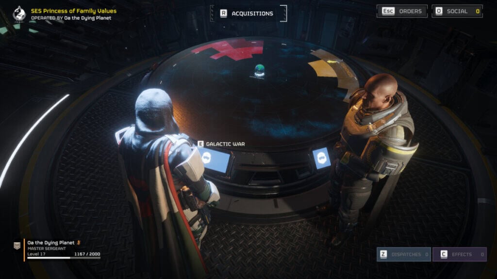 Der Spieler steht am Tisch des Galaktischen Krieges und untersucht Planeten und Versorgungslinien in Helldivers 2
