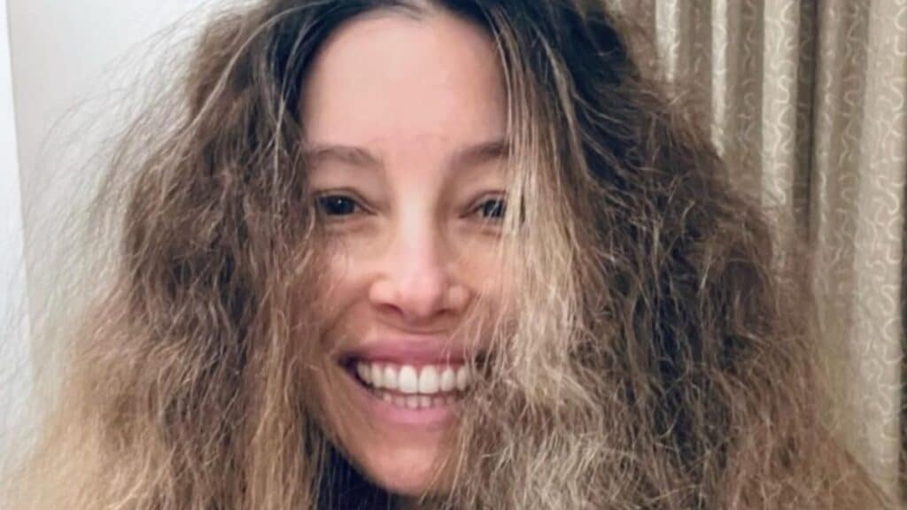 Jessica Biel shows off her messy hair