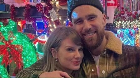 Taylor Swift and Travis Kelce take a picture