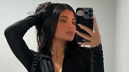 Kylie Jenner takes selfie in black clothes