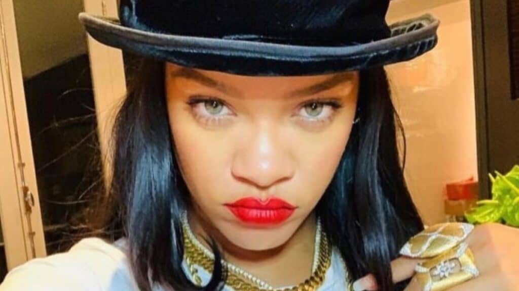 Rihanna takes a selfie