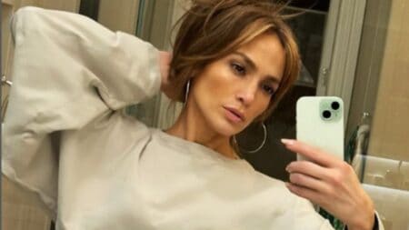 Jennifer Lopez bares her abs in hot new Instagram photo