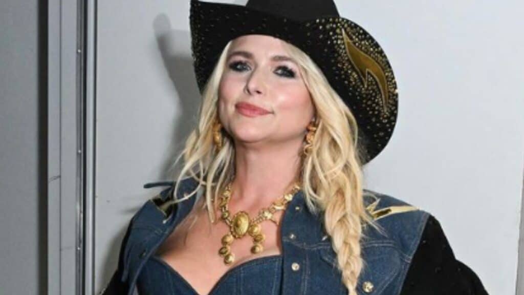 Miranda Lambert poses with a cowboy hat