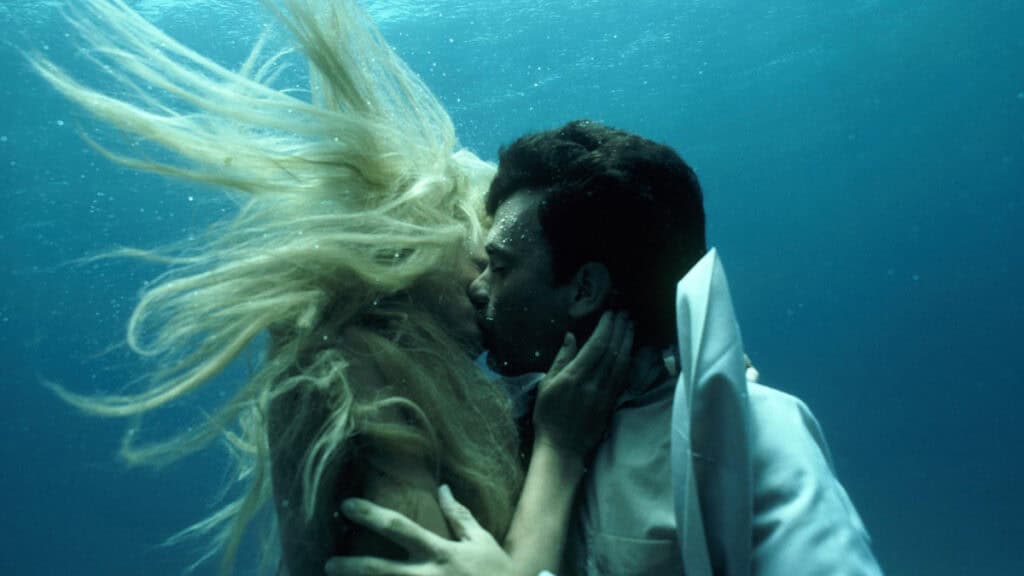 Splash vede protagonista Tom Hanks nei panni di un uomo comune in una vorticosa storia d'amore con una sirena.
