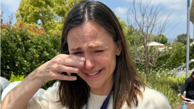 Jennifer Garner cries at Ben Affleck daughter graduation