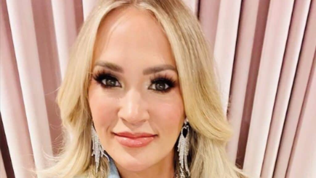 Carrie Underwood poses for selfie